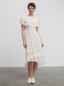 BGN Sukienka w kolorze kremowym rozmiar: 36. Brązowe sukienki BGN, na imprezę, bez wzorów, bez kołnierzyka, bez ramiączek, midi. Za 100,99 zł.