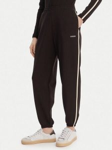 Guess Spodnie dresowe V6GB02 K2915 Brązowy Regular Fit. Brązowe spodnie dresowe Guess, s, z aplikacjami, z dresówki. Za 394,99 zł.