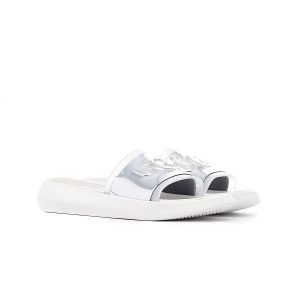 Damskie klapki Ugg Hilama Slide White 1109592-WHT. Białe klapki Ugg, bez wzorów, z gumy, z okrągłym noskiem, bez obcasa. Za 222,81 zł.