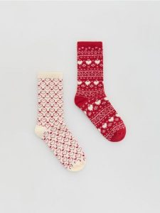 Skarpetki ze świątecznym motywem 2 pack - czerwony. Czerwone skarpetki Reserved, bez wzorów. Za 39,99 zł.