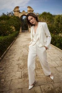 Marynarka w paski biała. Białe marynarki i żakiety MOODO, l, bez wzorów, z elastanu. Za 199,99 zł.