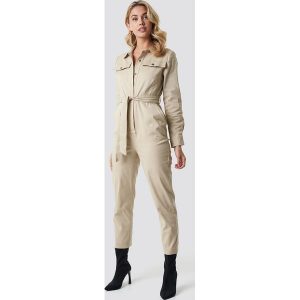 Anna Nooshin x NA-KD Tied Waist Belted Jumpsuit - Beige. Kombinezony marki Anna Nooshin x NA-KD. W wyprzedaży za 194,37 zł.
