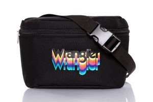 SASZETKA WRANGLER 80´S BUMBAG BLACK W0Y08U501 112125830. Czarne nerki i saszetki Wrangler, bez wzorów. W wyprzedaży za 39,99 zł.