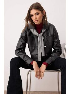 Trendyol Kurtka w kolorze czarnym ze skóry syntetycznej rozmiar: XS. Czarne kurtki Trendyol, xs, bez wzorów, ze skóry, bez kaptura. Za 74,46 zł.