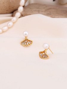 Pierres de Jade Pozłacane kolczyki-wkrętki z perłami i cyrkoniami rozmiar: onesize. Białe kolczyki Pierres de Jade, z cyrkonią, pozłacane. Za 39,99 zł.