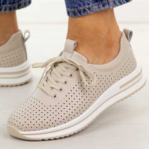 Beżowe ażurowe skórzane półbuty damskie S.Barski 7072. Brązowe półbuty S.BARSKI, na lato, w ażurowe wzory, z jeansu, z okrągłym noskiem, bez obcasa, na płaskiej podeszwie, bez zapięcia. Za 249,00 zł.