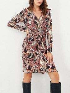 Milan Kiss Sukienka ze wzorem rozmiar: L. Sukienki Milan Kiss, na co dzień, l, bez wzorów, z tkaniny, bez kołnierzyka, bez ramiączek, midi, proste. Za 152,99 zł.