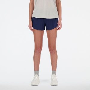 Spodenki damskie New Balance WS41286NNY – granatowe. Niebieskie szorty New Balance, bez wzorów, z materiału, sportowe. Za 299,99 zł.