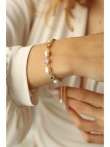 L'Atelier de Gaia Pozłacana bransoletka z perłami i cyrkoniami rozmiar: onesize. Białe bransoletki L'Atelier de Gaia, z cyrkonią, pozłacane. Za 60,99 zł.