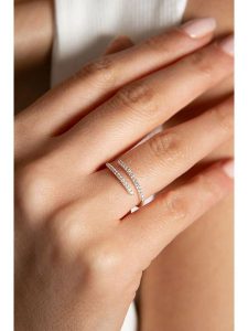 Lodie Silver Srebrny pierścionek z cyrkoniami rozmiar: onesize. Szare pierścionki Lodie Silver, z cyrkonią, srebrne. Za 79,03 zł.