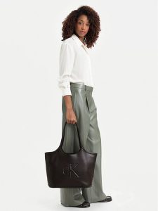 Calvin Klein Torebka Bold Ck Shopper LV04F3562G Brązowy ciemny. Brązowe torebki klasyczne Calvin Klein, bez wzorów, ze skóry, bez dodatków. Za 529,99 zł.