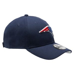 Czapka z daszkiem do futbolu amerykańskiego NFL New Era New England Patriots. Niebieskie czapki New Era, bez wzorów, z materiału, sportowe. Za 99,99 zł.