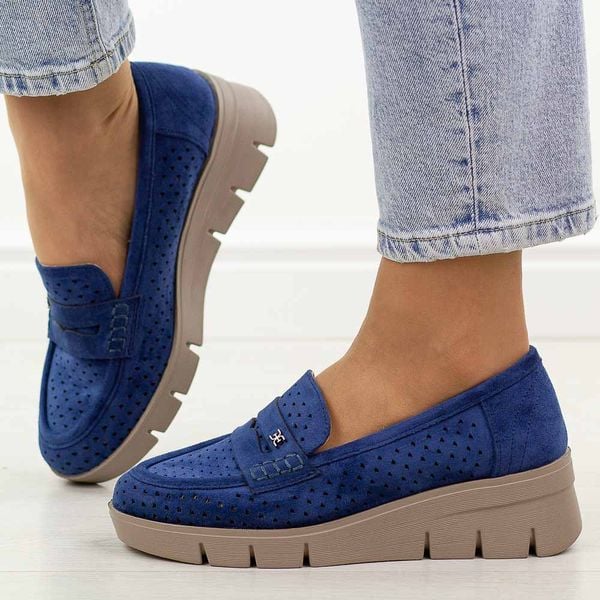 Niebieskie ażurowe zamszowe mokasyny damskie na koturnie Potocki 12608. Niebieskie półbuty POTOCKI, na lato, w ażurowe wzory, z jeansu, bez obcasa, na koturnie, bez zapięcia. Za 169,00 zł.