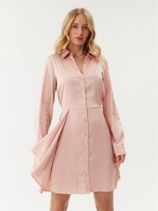 Guess Sukienka koszulowa Alya W2BK83 WF1T2 Różowy Regular Fit. Czerwone kombinezony Guess, m, z aplikacjami, z syntetyku, bez kołnierzyka, bez ramiączek. Za 339,99 zł.