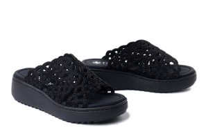 RIEKER V1789-00 black, klapki damskie. Czarne klapki Rieker, bez wzorów, bez obcasa. Za 319,90 zł.