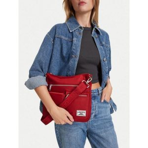 Torebka Guess Jeans. Czerwone listonoszki Guess Jeans, z aplikacjami, z jeansu, bez dodatków. Za 179,99 zł.