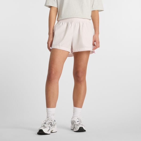 Spodenki damskie New Balance WB61P9JPAAA – różowe. Czerwone szorty New Balance, bez wzorów, z materiału. Za 199,99 zł.