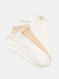 Bawełniane stopki 4 pack - kremowy. Białe skarpetki Sinsay, bez wzorów, z bawełny. Za 12,99 zł.