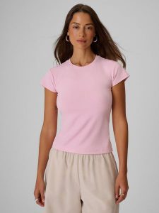 4F T-shirt slim gładki damski - różowy XS. Czerwone t-shirty 4f, xs, bez wzorów, z tkaniny, bez kołnierzyka, bez ramiączek. Za 69,99 zł.