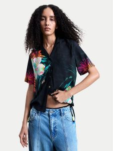 Desigual Koszula Daikiri 26SWCW36 Czarny Regular Fit. Czarne koszule Desigual, m, bez wzorów, z wiskozy, bez kołnierzyka, bez ramiączek. Za 379,99 zł.