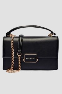 VALENTINO Czarna stylowa damska torebka Alpheus Flap Bag. Czarne torebki klasyczne Valentino by Mario Valentino, bez wzorów, na ramię, bez dodatków. W wyprzedaży za 507,99 zł.
