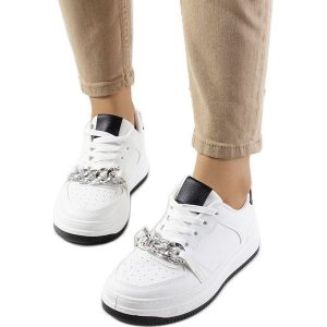 Białe sneakersy z łańcuszkiem Maring. Białe trampki bez wzorów, ze skóry ekologicznej, bez zapięcia. Za 86,08 zł.