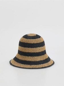 Pleciony kapelusz - czarny. Czarne kapelusze Reserved, bez wzorów. Za 79,99 zł.