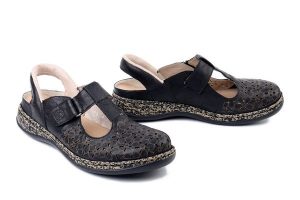 RIEKER 46397-00 black, sandały damskie. Czarne sandały Rieker, bez wzorów, z gumy, bez obcasa, bez zapięcia. Za 349,90 zł.