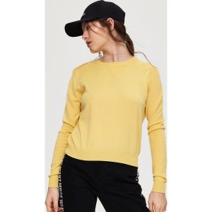 Luźny sweter - Żółty. Żółte swetry oversize marki Sinsay. W wyprzedaży za 29,99 zł.
