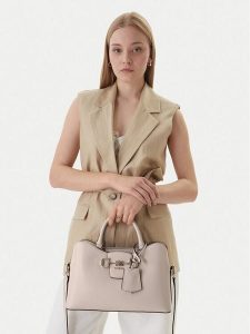 Guess Torebka Janie HWVG99 10060 Écru. Torebki klasyczne Guess, z aplikacjami, ze skóry, bez dodatków. Za 679,99 zł.