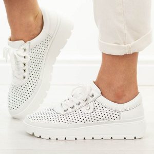 Białe ażurowe skórzane półbuty damskie Vinceza 79629. Białe półbuty VINCEZA, na lato, z aplikacjami, z jeansu, z okrągłym noskiem, bez obcasa, bez zapięcia. Za 239,00 zł.