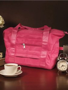 Składana torba podróżna z kieszeniami - różowy. Czerwone torby podróżne i sportowe Sinsay, bez wzorów. Za 32,99 zł.