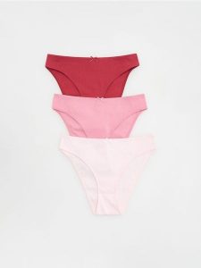 Bawełniane majtki figi 3 pack - czerwony. Czerwone figi Reserved, bez wzorów, z bawełny. W wyprzedaży za 39,99 zł.