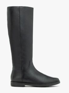 Czarne kozaki z wąską cholewką. Czarne kozaki Ryłko, bez wzorów, ze skóry, z okrągłym noskiem, bez obcasa, na płaskiej podeszwie, bez zapięcia. Za 649,99 zł.