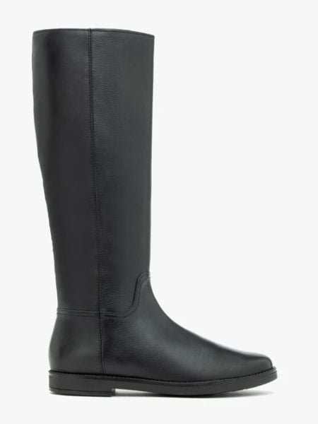 Czarne kozaki z wąską cholewką. Czarne kozaki Ryłko, bez wzorów, ze skóry, z okrągłym noskiem, bez obcasa, na płaskiej podeszwie, bez zapięcia. Za 649,99 zł.