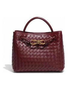 SUVRAI Torebka w kolorze bordowym - 30 x 23 x 13 cm rozmiar: onesize. Czerwone torebki klasyczne SUVRAI, bez wzorów, z materiału, przez ramię, bez dodatków. Za 130,99 zł.