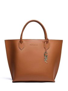 CXL by Christian Lacroix Skórzana torebka "George V" w kolorze jasnobrązowym - 15 x 11 x 45 cm rozmiar: onesize. Brązowe torebki klasyczne CXL by Christian Lacroix, bez wzorów, z materiału, przez ramię, bez dodatków. Za 525,95 zł.