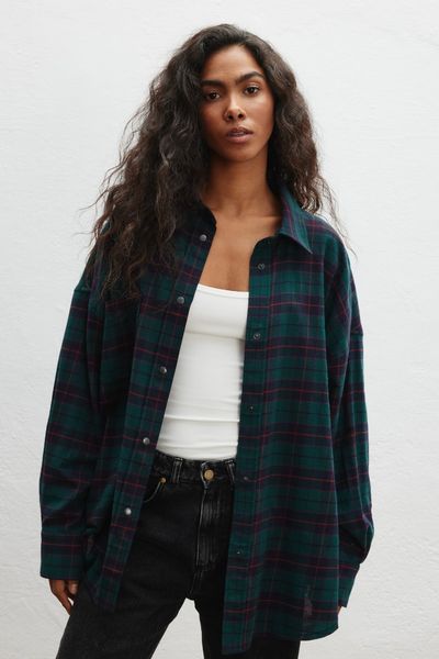 Koszula typu oversize w kratę ZIELONĄ - RENO 9360. Zielone koszule Marsala, m, bez wzorów, z bawełny, bez kołnierzyka, bez ramiączek. Za 329,90 zł.