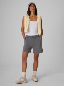 4F Spodenki dresowe damskie - szare XS. Szare spodenki sportowe 4f, na lato, s, bez wzorów, z dresówki, z podwyższonym stanem, trekkingowe. Za 129,99 zł.