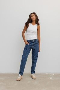 Spodnie jeansowe typu mom fit w kolorze NAVY BLUE JEANS - JUST-XS. Niebieskie spodnie z wysokim stanem Marsala, bez wzorów, z denimu, z podwyższonym stanem. Za 349,90 zł.
