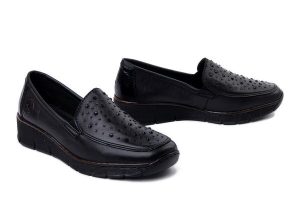 RIEKER 53752-00 black, półbuty damskie. Czarne półbuty Rieker, bez wzorów, bez obcasa, na koturnie, bez zapięcia. Za 339,90 zł.