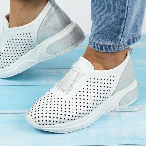 Białe skórzane półbuty damskie ażurowe T.Sokolski 1030. Białe półbuty Sokolski, w ażurowe wzory, ze skóry, bez obcasa, bez zapięcia. Za 249,00 zł.