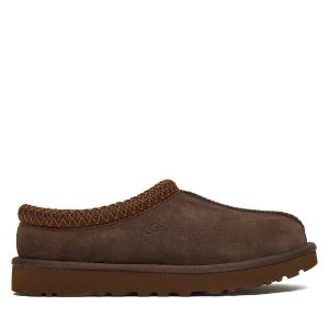 Śniegowce Ugg. Brązowe buty zimowe Ugg, bez obcasa, bez zapięcia. Za 619,99 zł.