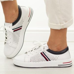 Białe skórzane półbuty damskie Jezzi 18-25. Białe półbuty Jezzi, na jesień, w ażurowe wzory, z jeansu, bez obcasa, na płaskiej podeszwie, bez zapięcia. Za 239,00 zł.