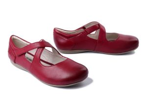JOSEF SEIBEL Fiona 72 87272 971490 berry, półbuty damskie. Czerwone półbuty Josef Seibel, na lato, bez wzorów, ze skóry, bez obcasa, bez zapięcia. Za 287,92 zł.
