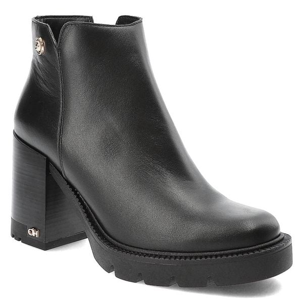 Czarne Botki Chebello Modne Skórzane Buty Na Obcasie. Czarne botki CheBello, bez wzorów, z materiału, bez obcasa, na obcasie, bez zapięcia. Za 439,00 zł.