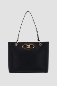 GUESS Czarna duża torebka Fleet Noel. Czarne shopper bag Guess, z aplikacjami, duże, bez dodatków. W wyprzedaży za 590,99 zł.