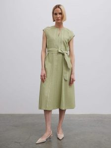 BGN Sukienka w kolorze khaki rozmiar: 40. Brązowe sukienki BGN, na imprezę, bez wzorów, z tkaniny, bez kołnierzyka, bez ramiączek, midi. Za 126,45 zł.