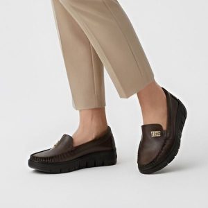 Półbuty damskie Armodo, mokasyny na płaskim obcasie i ze skóry naturalnej, czekoladowo-złote, 10167-S-Czekolada-Zl. Brązowe półbuty Armodo, bez wzorów, ze skóry, bez obcasa, na płaskiej podeszwie, bez zapięcia. Za 305,99 zł.