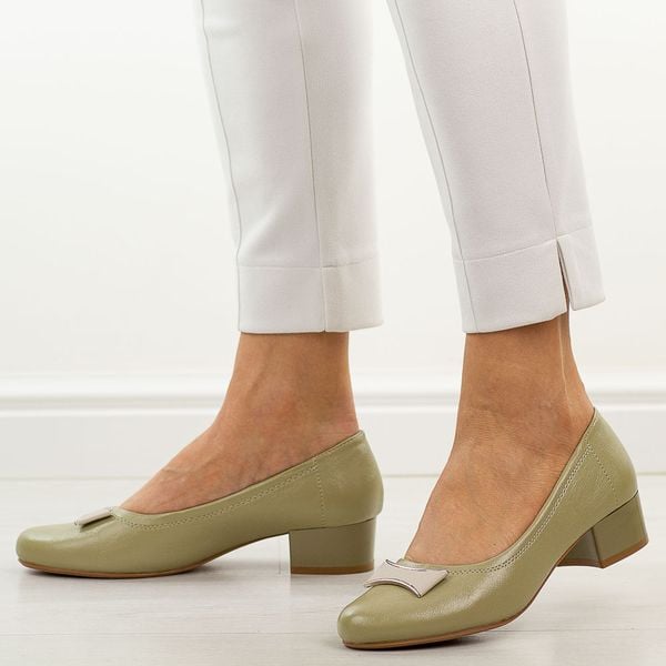 Oliwkowe czółenka damskie na obcasie Jezzi asa200-15. Zielone czółenka Jezzi, z aplikacjami, z materiału, bez obcasa, na obcasie, bez zapięcia. Za 189,00 zł.